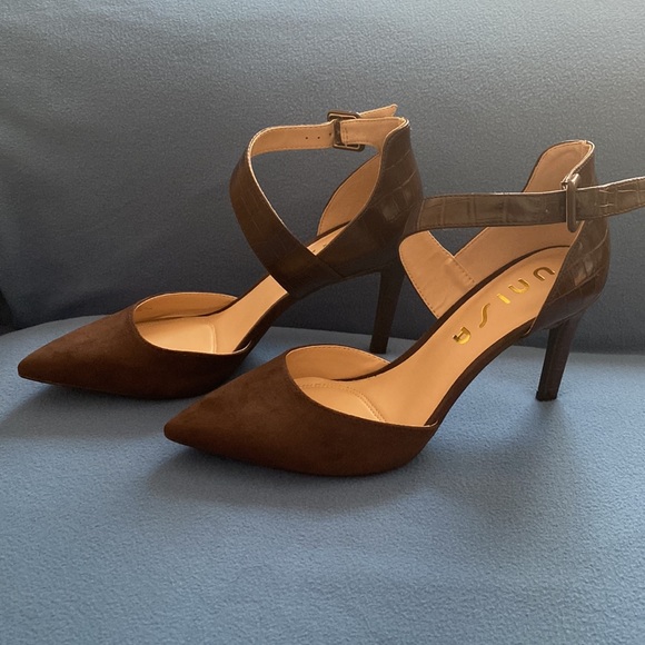 New very classic and elegant shoes with 4” heels by Unisa size 9 - Picture 3 of 16